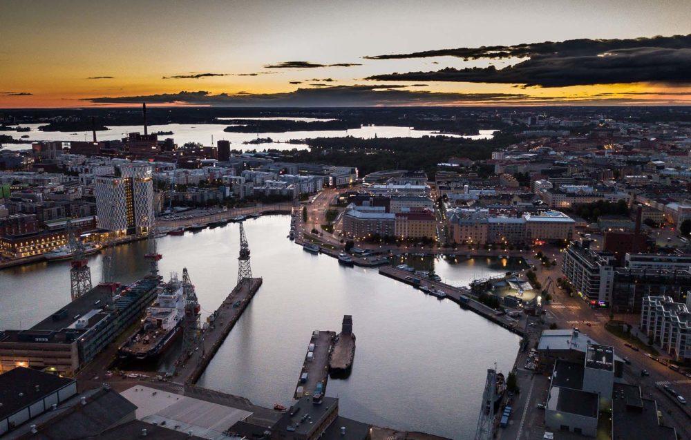 Kuvituskuva. Näkymä Helsinkiin illalla.