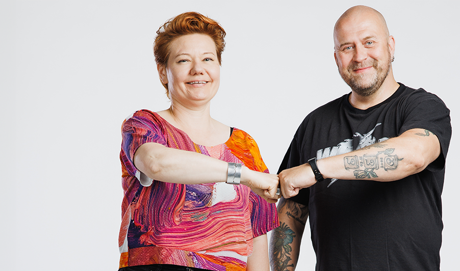 Kuvituskuva. Nainen ja mies nyrkit yhdessä katsovat kameraan.